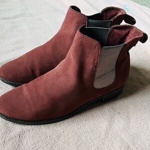 Toms Ella pull on Chelsea boots in Muscat Suede.